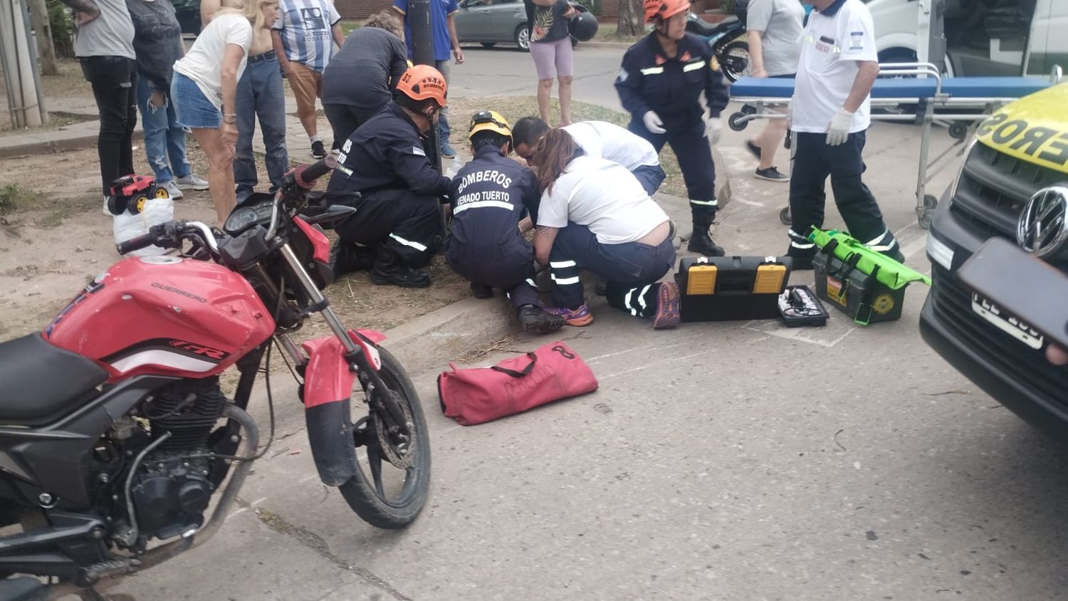 La víctima en el momento de ser inmovilizada por personal de bomberos y del Sies 107.