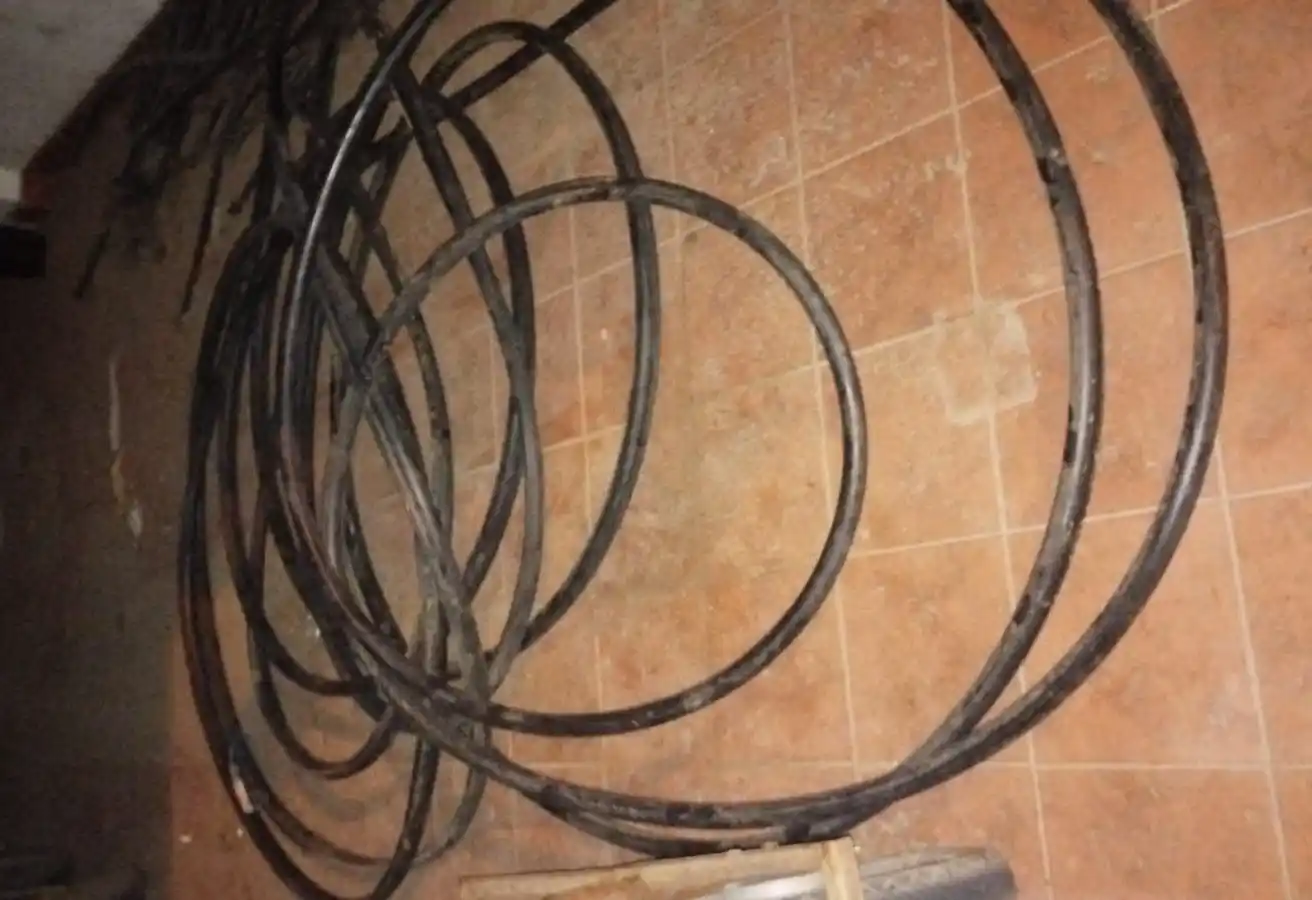 El cable recuperado por los efectivos policiales.