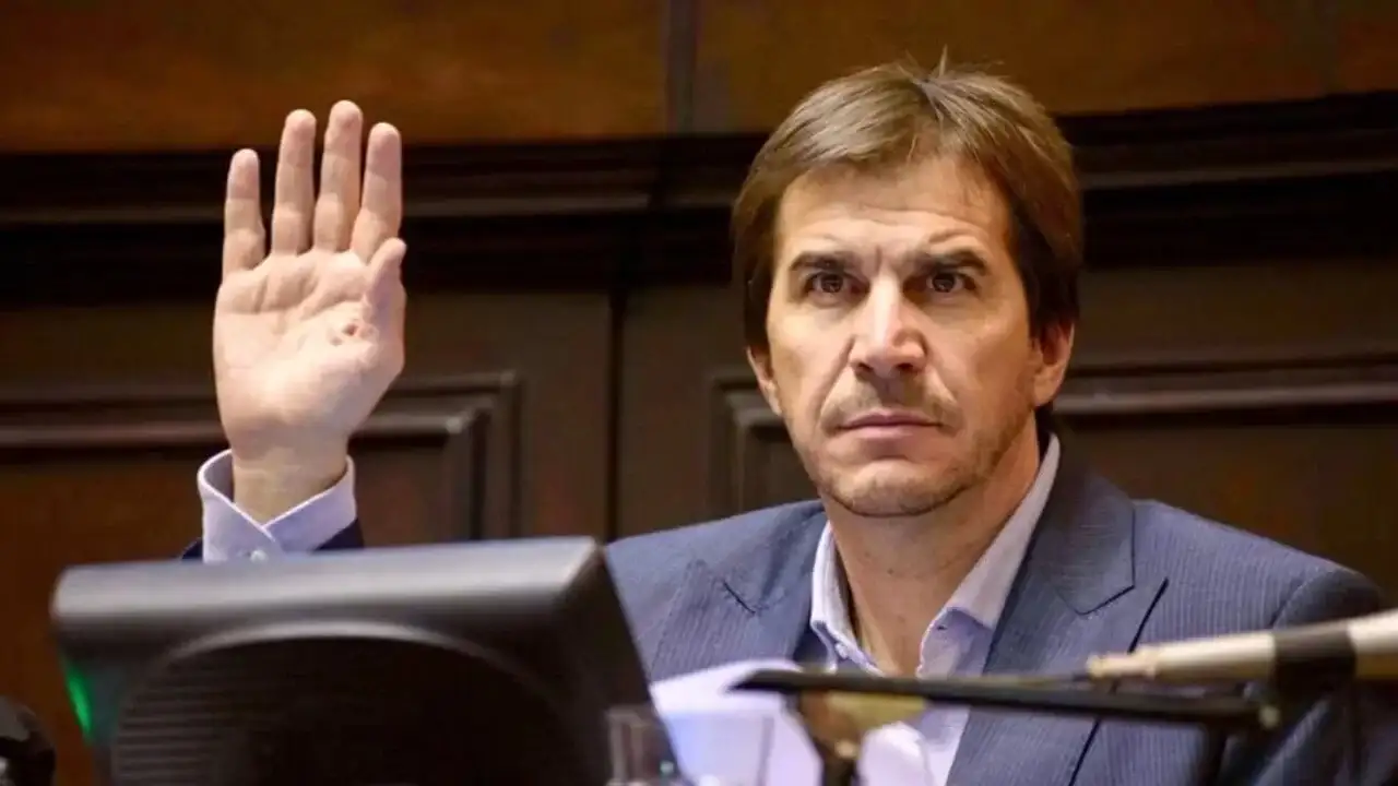 Aunque la sociedad figura a nombre de Erica Gillette, las actuaciones señalan que el empresario Javier Faroni habría tenido participación activa en la operatoria.
