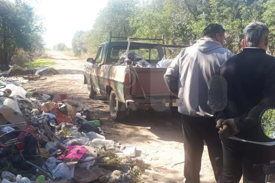 Encontraron a un vecino de la ciudad arrojando residuos en un camino rural: terminó con una infracción