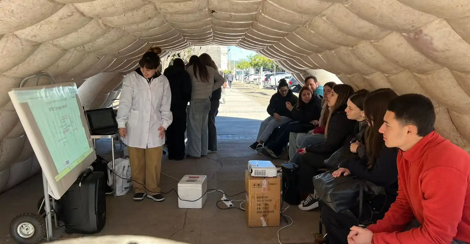 Clases públicas de Tecnologías de los Alimentos en la carpa que Adunce montó sobre la Plaza Independencia.