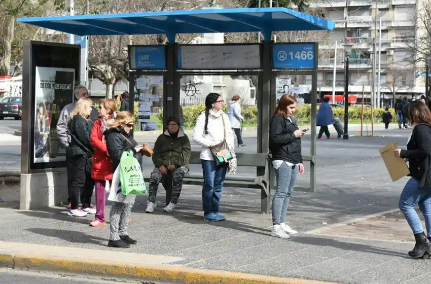 Renuevan todos los refugios y la cartelería de transporte urbano