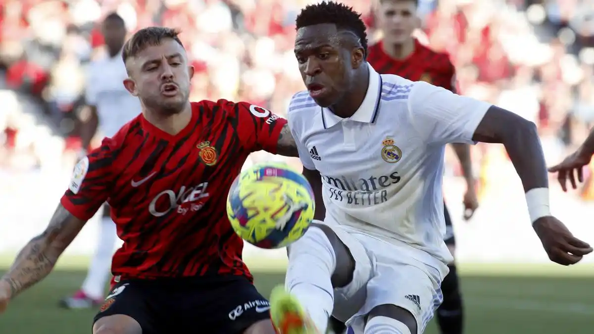 Maffeo, con la casaca del Mallorca, ante Vinicius Jr del Real Madrid