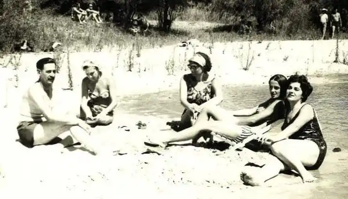 La familia Quevedo Villagra en el balneario Palo a Pique