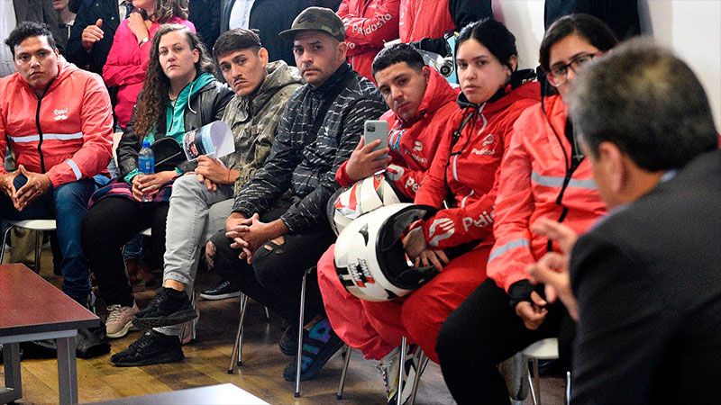 Massa anunció seguro gratuito para mensajeros y trabajadores de reparto