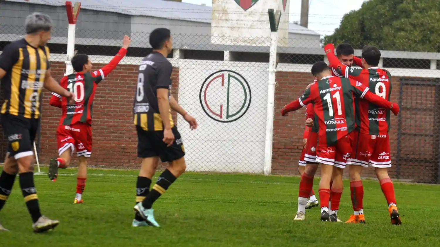 Santamarina viene de caer en Otamendi.