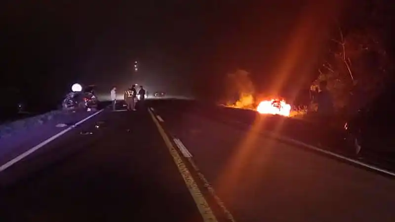 Brutal choque frontal sobre ruta 12 provocó la muerte de dos parejas y de un nene de 2 años