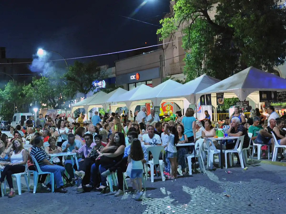 "La Peatonal de la 25" comienza a despedir un nuevo ciclo