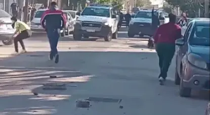 Impactante video en Avellaneda: vecinos atacaron a policías con golpes y piedras durante un operativo en Villa Tranquila