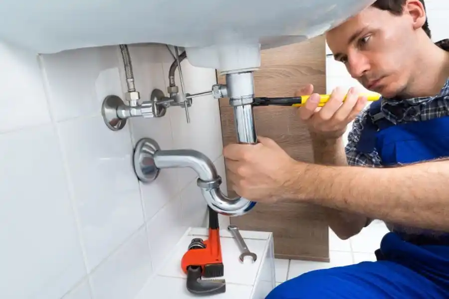 El empleo en comercio y servicios cayó un 1,1% en septiembre de 2024