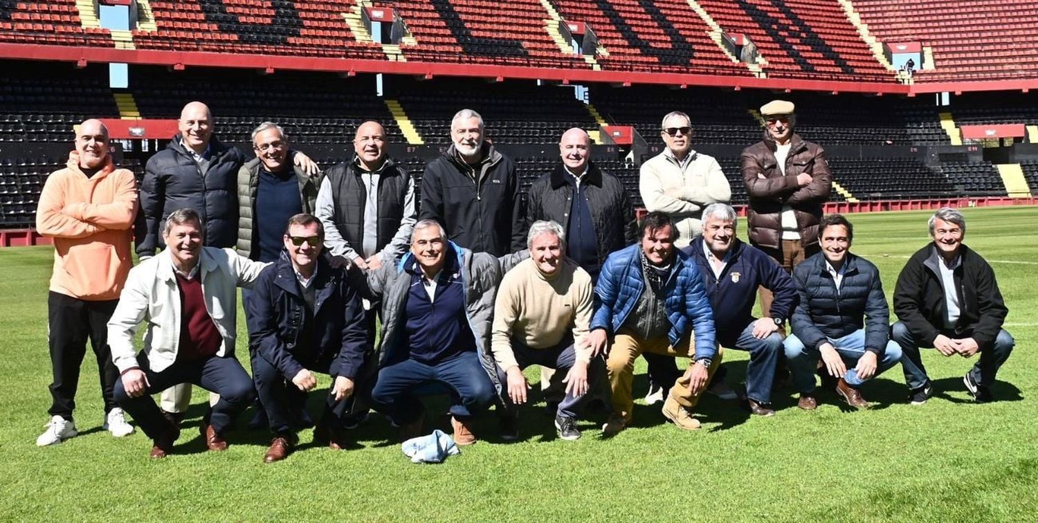 De pie: Alcides Landi (PF), Daniel de la Torre, Alfredo Mordini, Marcelo Torres, José Barukel, Julio Clement (Capitán), Diego Hernández y Carlos Braga (Entrenador). Agachados (no fue fácil): Federico Gorla, Hugo Hrycuk, Conrado Peralta Pino, Diego de la Peña, Héctor Salva, Jorge Qüesta, Roberto Raffa y Gustavo Álvarez. Crédito: Flavio Raina.