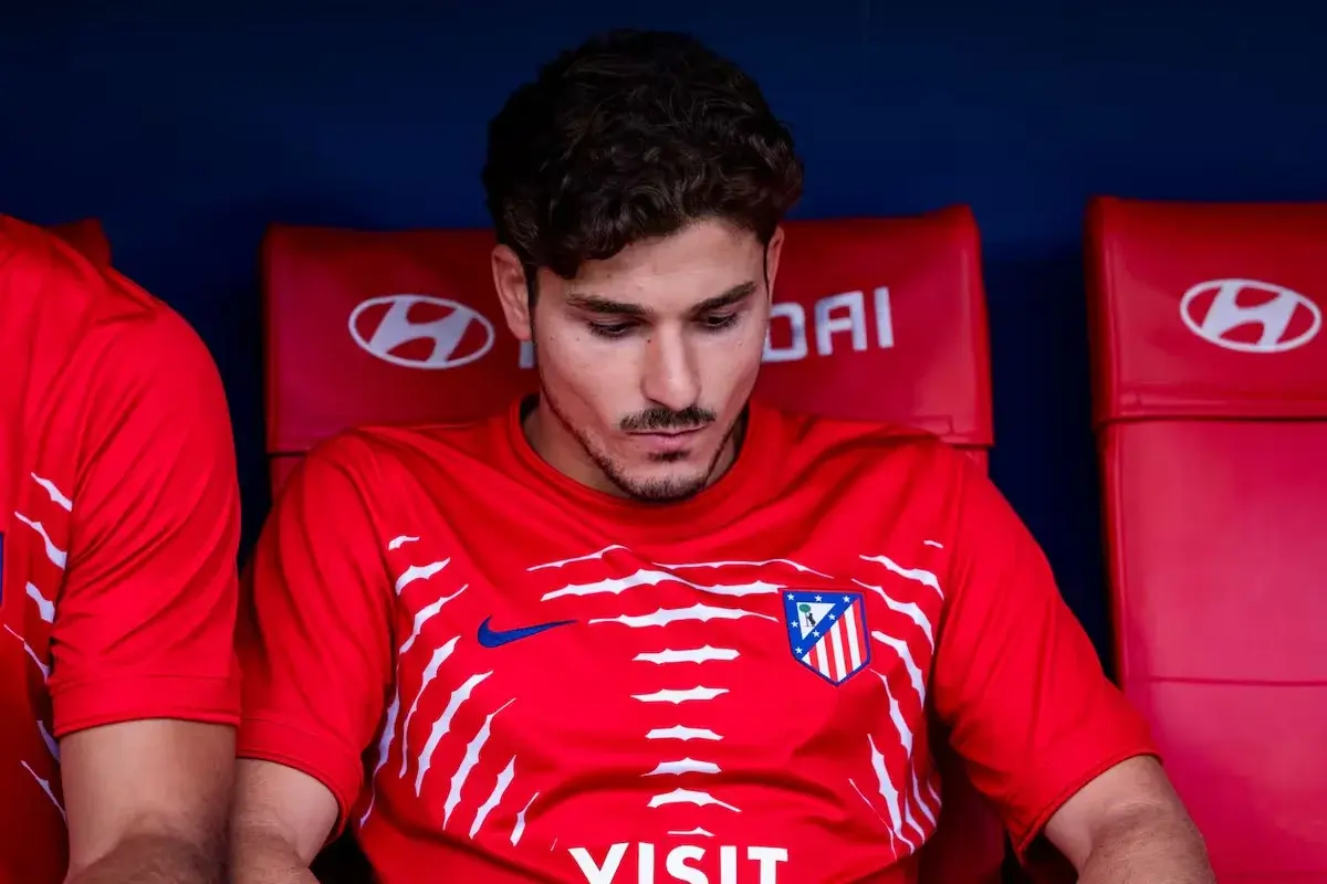 Julián Alvarez, cabizbajo y sin ánimo, en el banco de suplentes del Aleti, donde fue ruidosamente silbado por los hinchas (Alberto Gardin - ZUMA Press Wire DPA)