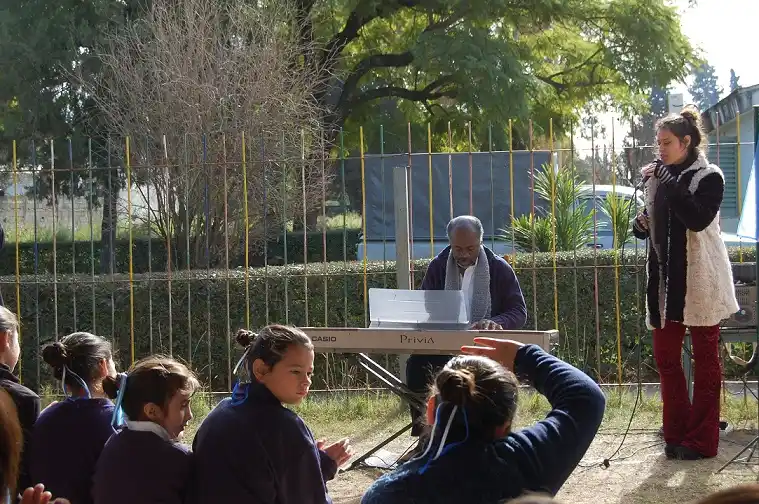 El concertista internacional Luis Lugo tocó en Madres Cuidadoras