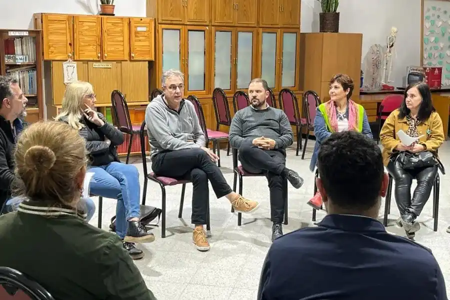 Luis Castellano dialogó con autoridades de Educación y de la Escuela Pablo Pizzurno