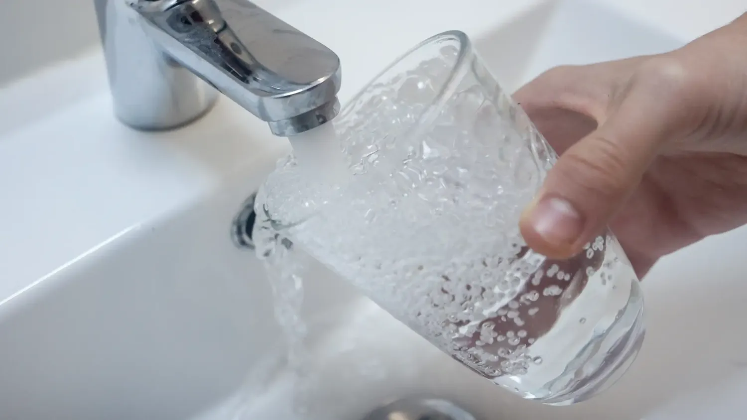 ¿Por qué recomiendan lavar vasos y tazas con sal? El truco casero que gana cada vez más adeptos