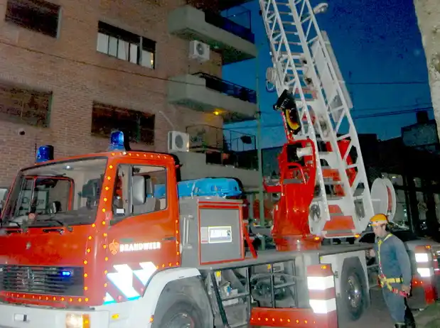 Bomberos realizaron práctica de rescate de personas en altura