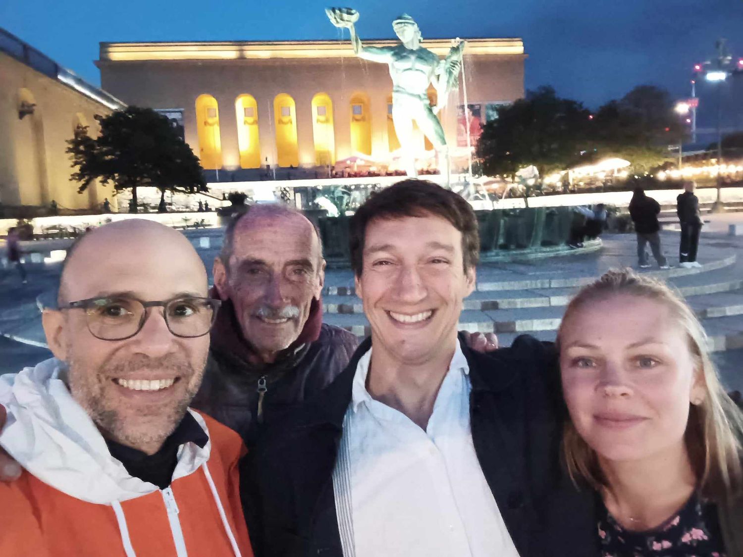 Alcides, Darío, Leo y Sofia, frente al monumento de Poseidon en Gotemburgo