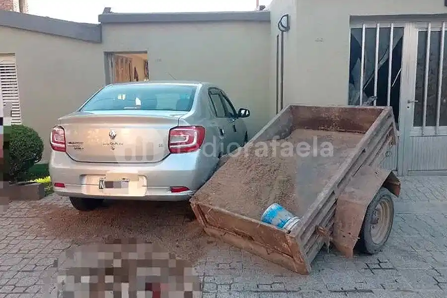Estaba lavando tranquilo el auto hasta que un carro suelto lo aplastó: terminó con quebradura expuesta
