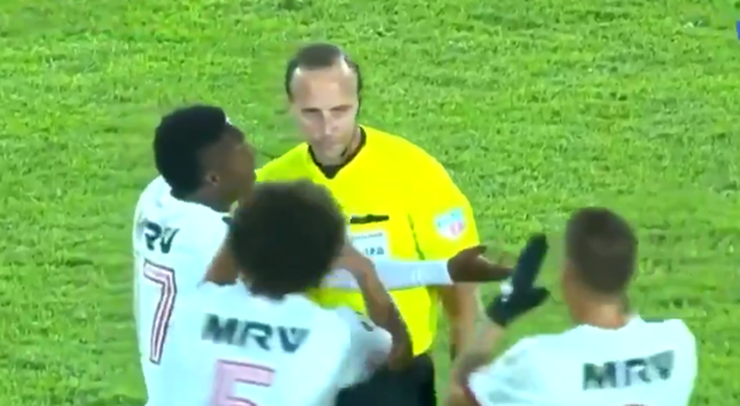Polémica por un gol anulado en el final de Independiente de Santa Fe-Flamengo 