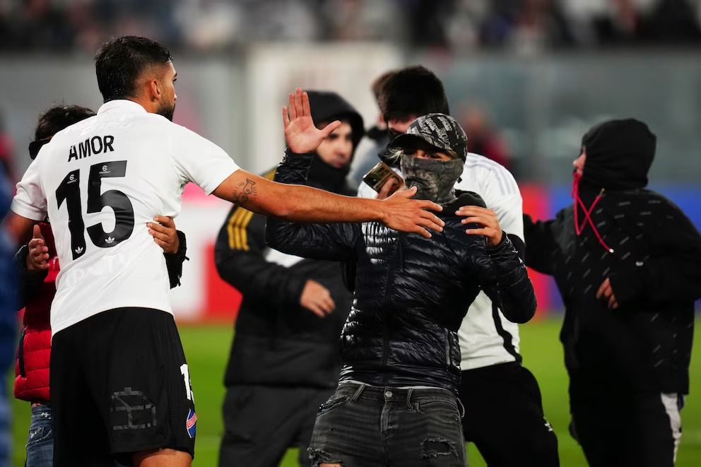 Tragedia en Chile: dos hinchas fallecieron por incidentes en la previa entre Colo Colo y Fortaleza