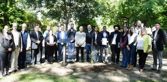 Distintas colectividades y cultos plantaron árboles reafirmando el compromiso de hermandad, fe y esperanza