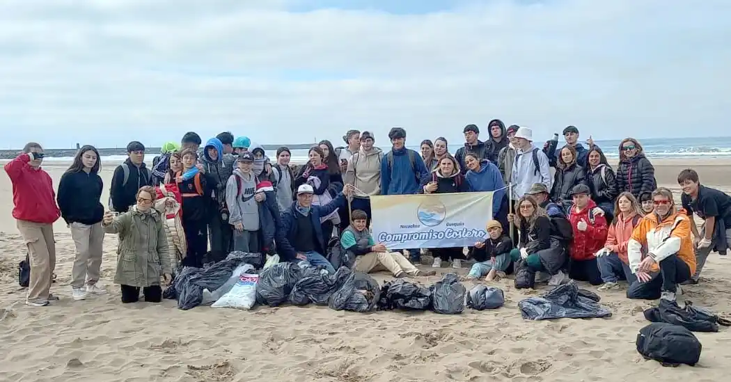 Necochea. Limpieza de playas efectuada por voluntarios de Compromiso Costero