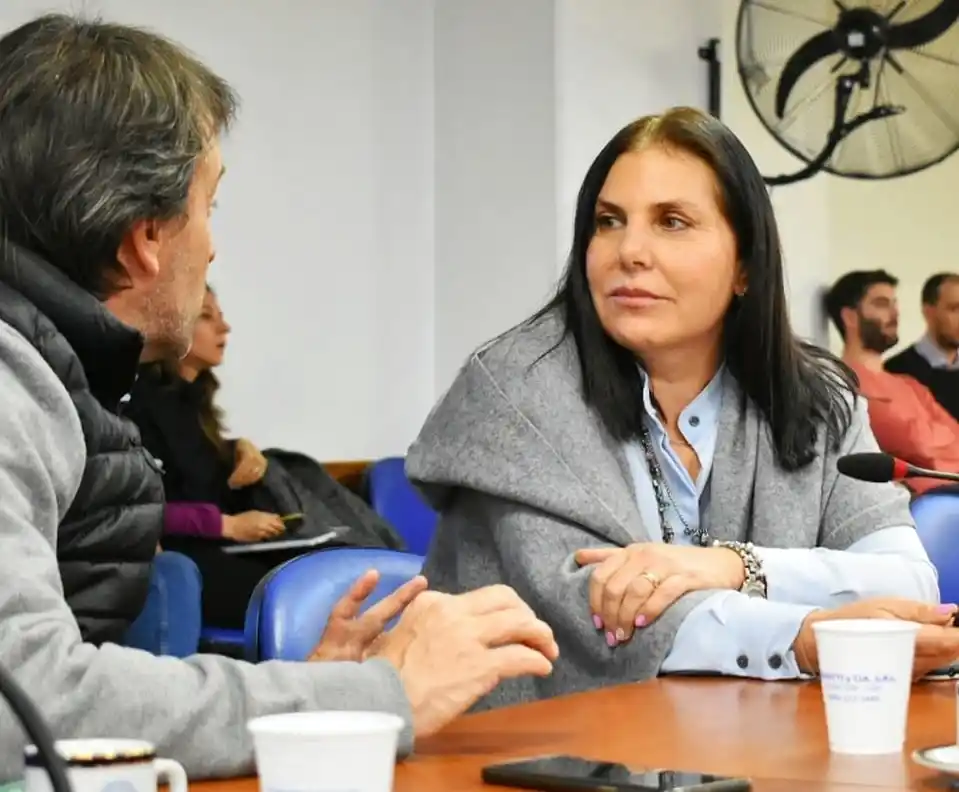 Lena propone quitar impuestos a bebidas con jugos naturales