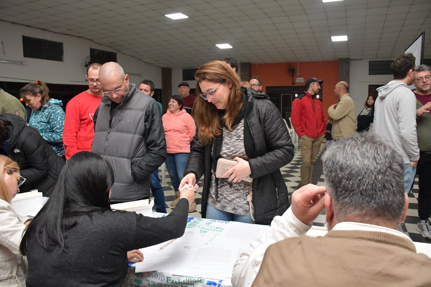 Vecinos de esos barrios recibieron sus pulsadores.