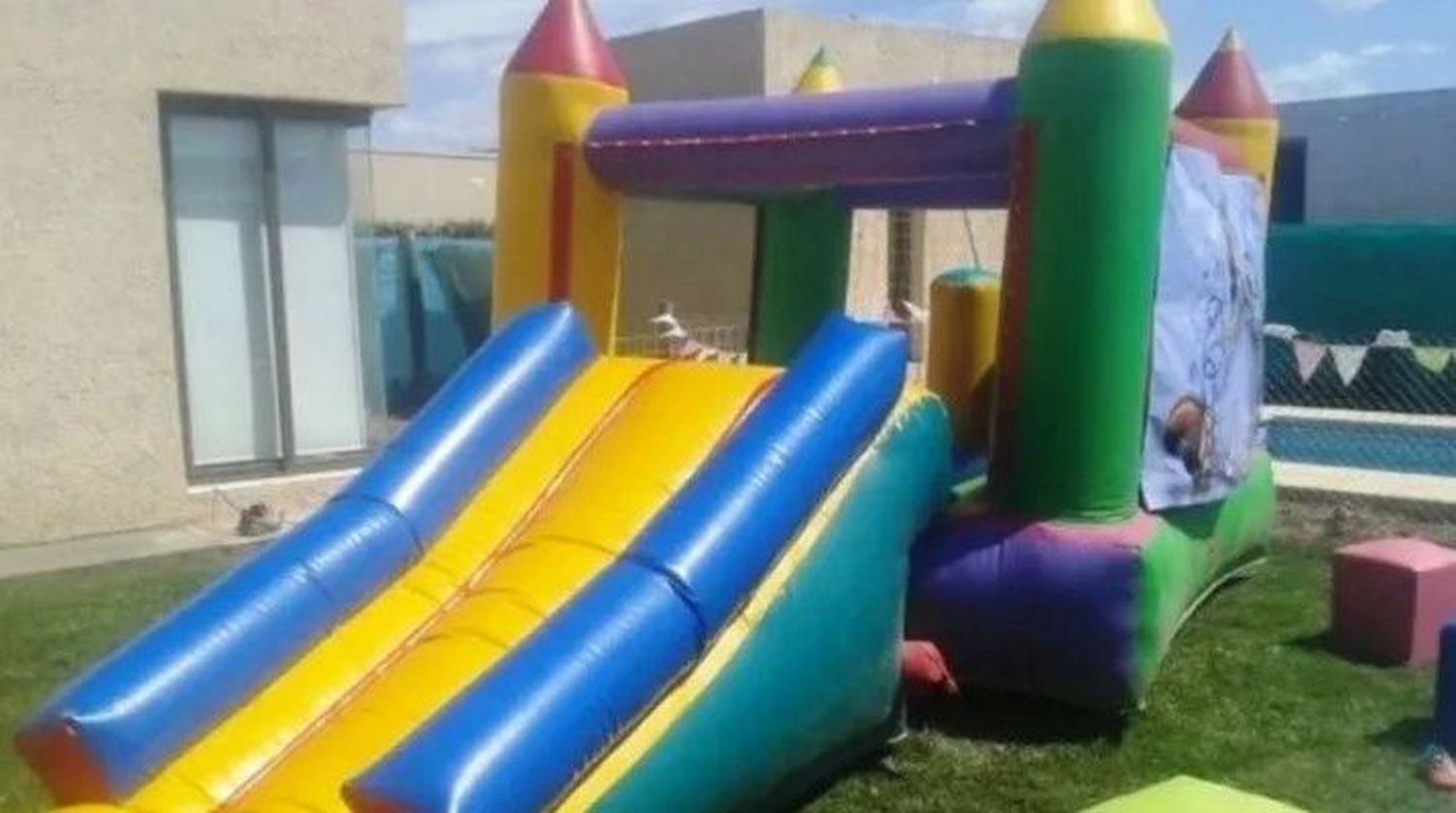 Un pelotero inflable salió volando con nenes adentro en pleno cumpleaños