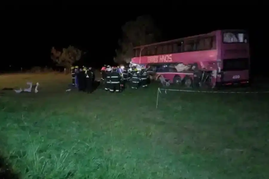 Tragedia en la Ruta 34: cinco personas fallecidas y heridos graves al chocar un camión contra un colectivo