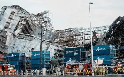 DAÑO HISTÓRICO: fachada calcinada de antigua Bolsa de Copenhague se derrumba