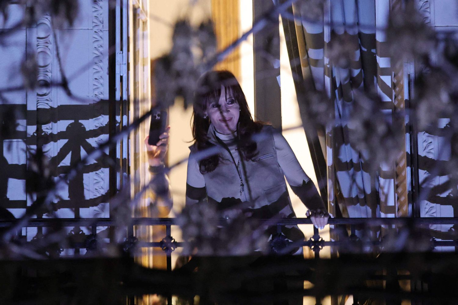 Incidentes frente a casa de Cristina: Vecino reprodujo audio de Milei para provocar a militantes e intervino la policía