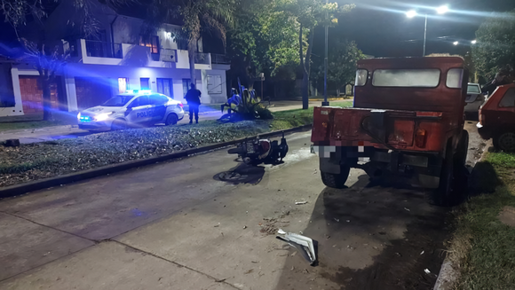 Motociclista hospitalizado tras chocar con un auto estacionado