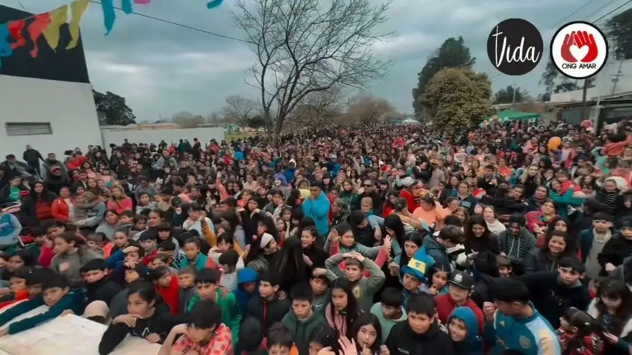 Cientos de niños y familiares compartieron una tarde especial frente a la Iglesia Vida.