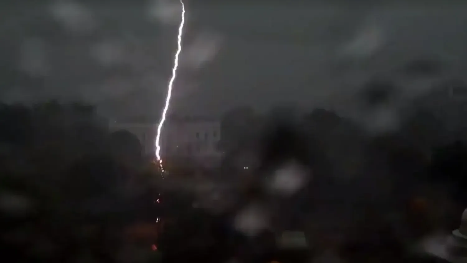 Video: Un rayo cae cerca de la Casa Blanca y deja cuatro heridos en estado crítico