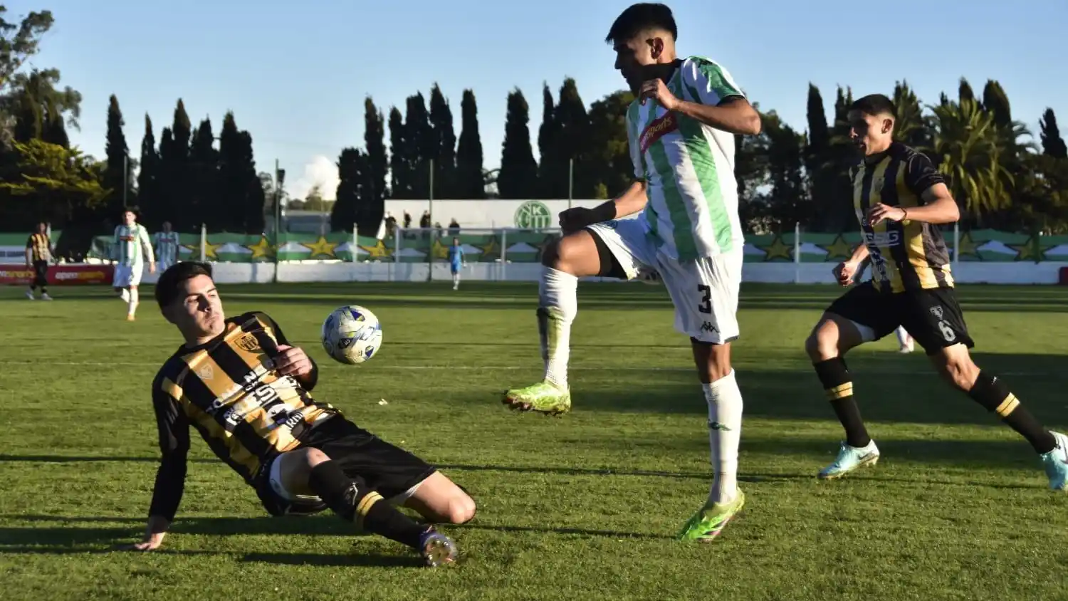 Palmieri va al piso ante Sosa. (foto de prensa Kimberley).
