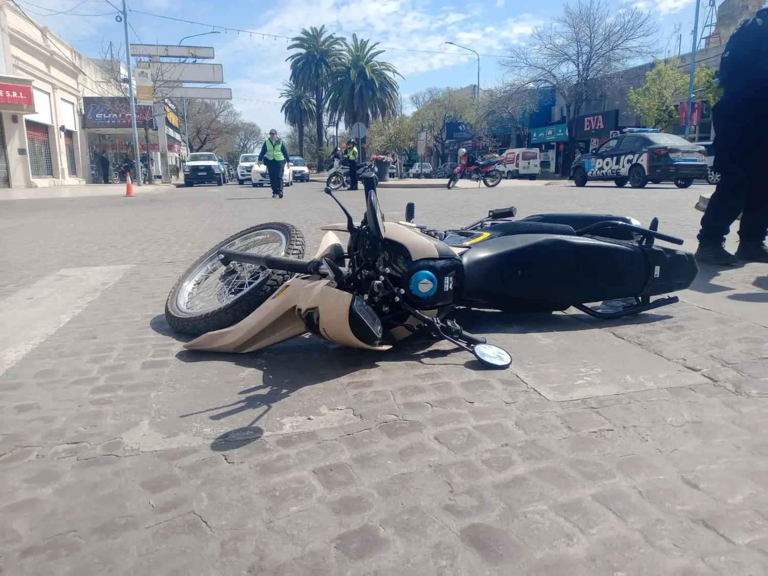 De nuevo... Fuerte accidente en Bv. Santa Fe y Saavedra terminó con una mujer en el Hospital "Dr. Jaime Ferré" - 1