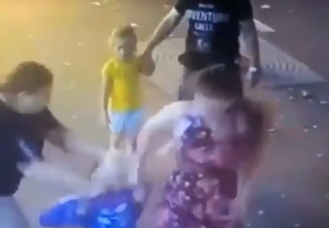El video de una mujer que ataca a un nene con un cuchillo en plena calle