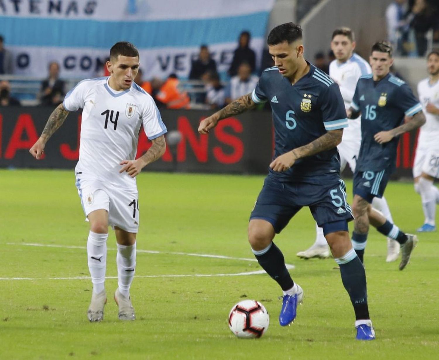 Argentina rescató un empate con un gol agónico de Messi