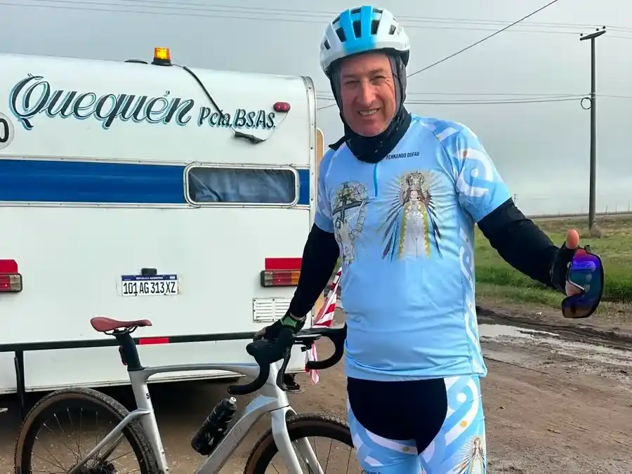 Fernando Dufau pedalea desde Necochea hacia Salta
