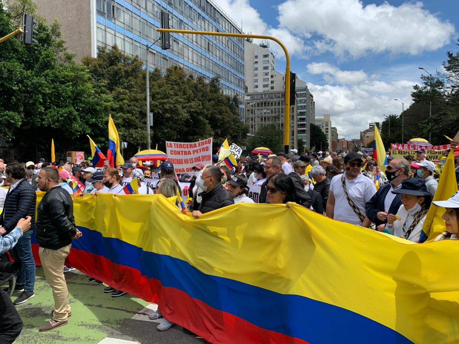 ¡TAMBIÉN EN EE.UU. Y MÉXICO! REFORMAS DE PETRO encienden protestas en Colombia (+ videos)