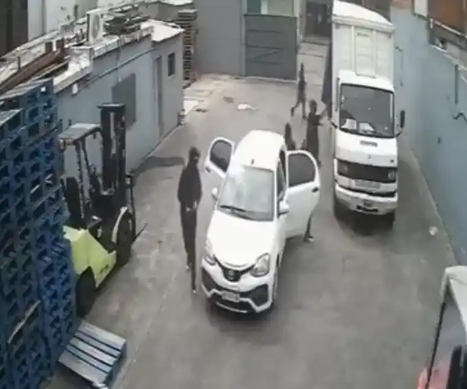 El ingreso quedó filmado por las cámaras de seguridad.