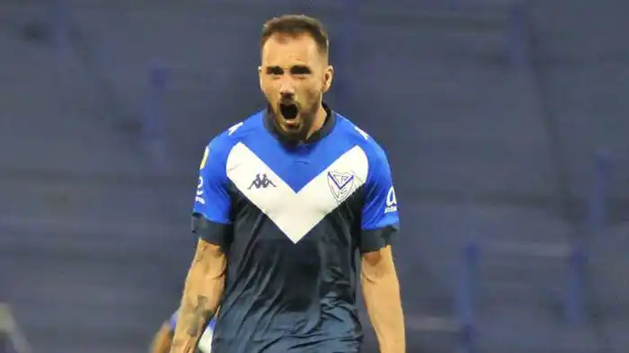 Vélez venció a Huracán y se consolidó como líder del Grupo 2