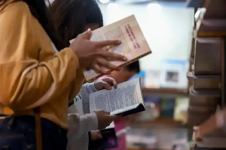 Cronograma de actividades de la Feria del Libro y Artística 2025, para el lunes 13 y martes 14. Ilustrativa.