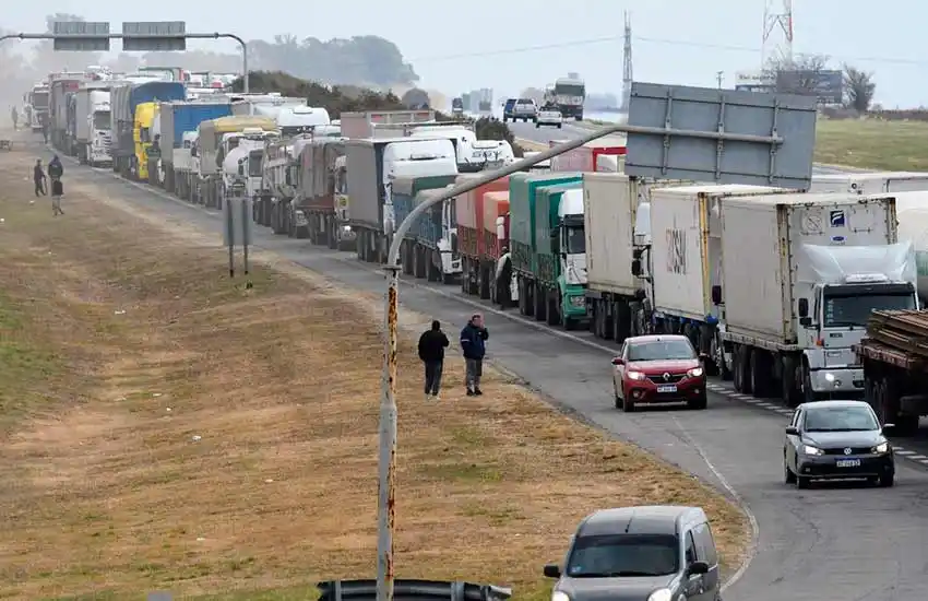 Sigue el corte de rutas en la región por paro de transportistas: los puntos afectados