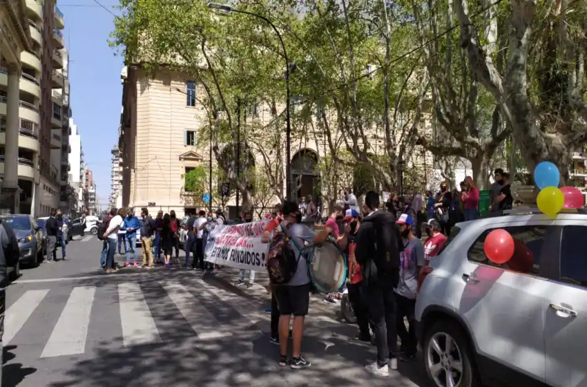 Comerciantes se manifiestan frente a la Municipalidad: «Por favor, que los gobernantes no nos lleven a fase 1»