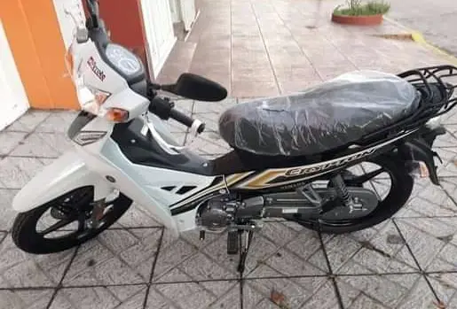 “Me empujó de la moto y se la llevó”