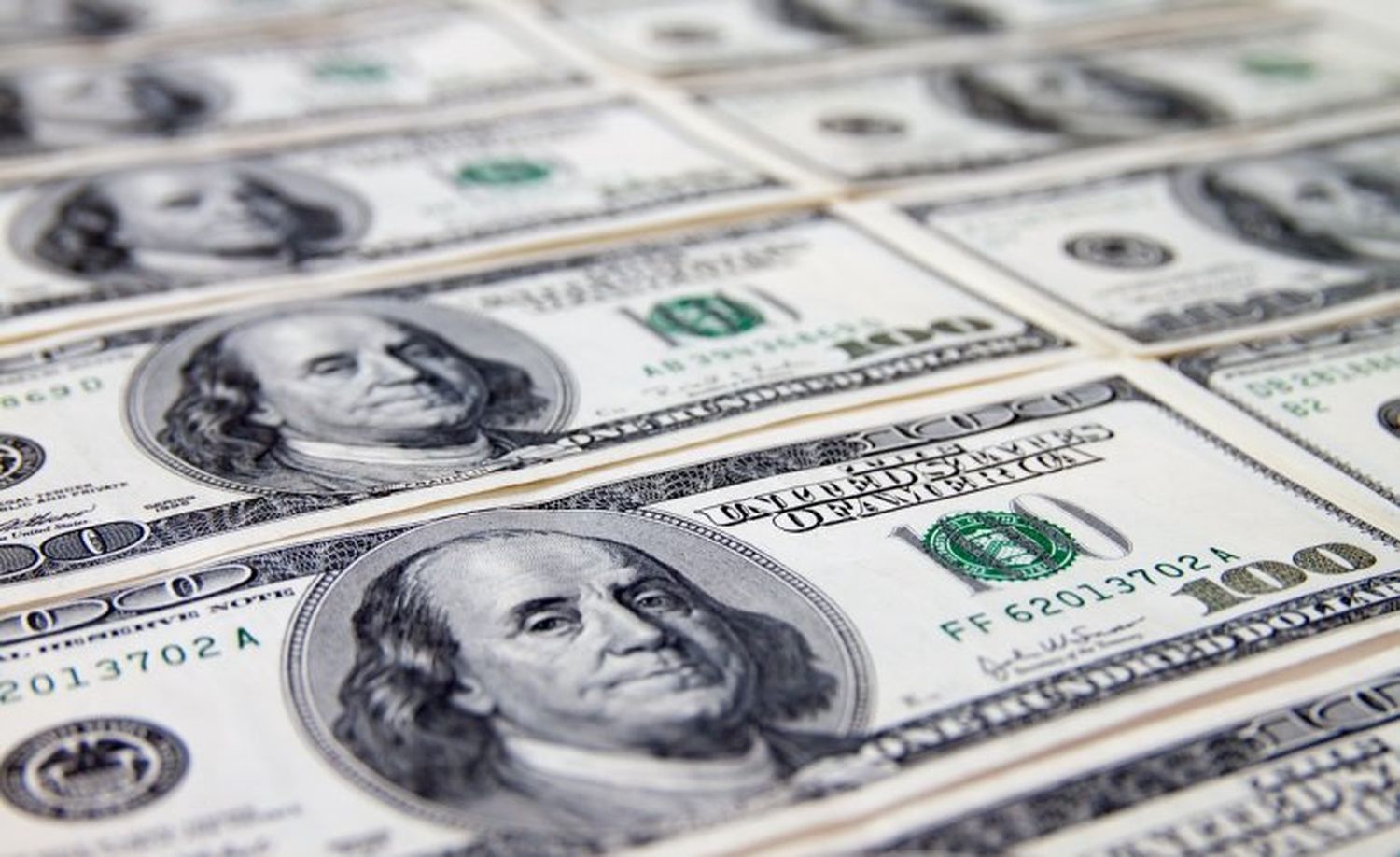 El dólar prendido fuego: Alcanzó un nuevo valor récord de 44,90 pesos
