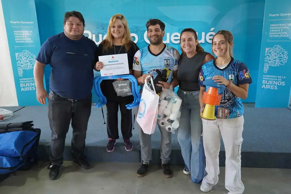Entrega de kits deportivos y de primeros auxilios