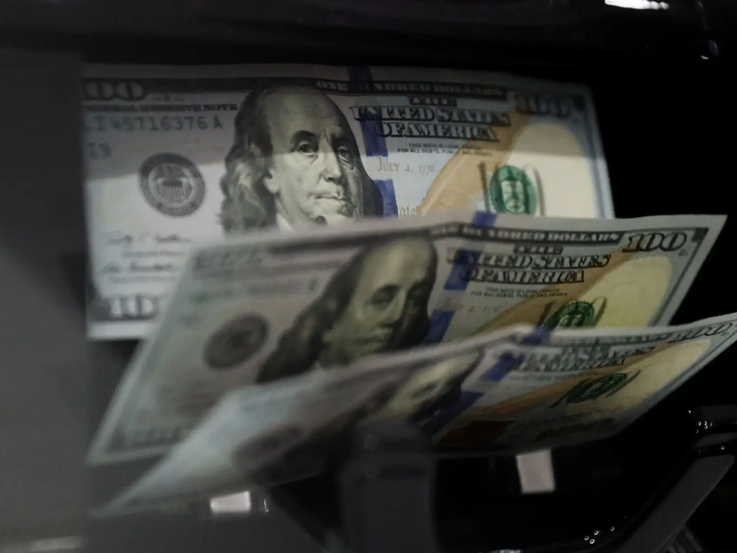 El dólar anotó otra baja y cerró en $1.405